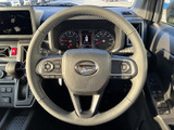手元にまとまったスイッチ類を備え、運転姿勢を保ったまま各種操作へアクセスしやすい設計です。握りやすそうな形状で、前方を見ながらの操作を意識した配置が日常の運転に役立ちます。
