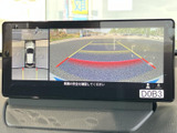 後方の映像に加え、車両周囲を確認する画面表示も備わり、駐車時の周囲確認をサポートします。ガイド表示を参考にしながら、落ち着いて後退操作を行いたい方に便利です。