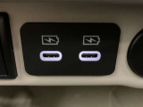 【USB電源ソケット】スマートフォンの充電などに便利な2口のUSB電源ソケットを装備。