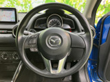 手元には複数のスイッチが備わり、運転姿勢を大きく変えずに各種機能を操作できます。握りやすい形状で、日々の運転時も自然な姿勢でお使いいただけます。
