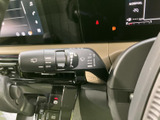 レバーには照明に関する表示やAUTOの表記があり、必要な操作を手元で確認しやすい仕様です。運転席から自然に手が届く位置にまとまり、日常の走行時に活用できます。