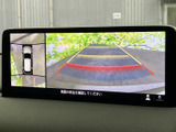 後方の映像に加えて車両周辺の表示も確認でき、駐車時の周囲確認をサポートします。画面内のガイド表示を目安にしながら、バック時の安全確認に役立てていただけます。