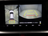 パノラミックビューモニターを装備。駐車場や交差点でクルマを真上から見るように周囲を確認できます。機能の詳細は販売店スタッフまでおたずねください。