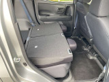リヤシートは簡単に格納できますので、急に荷物が増えても収納楽々です。