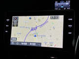 地図を画面いっぱいに表示でき、現在地や周辺の道筋を確認しやすいナビ画面です。目的地設定などの案内機能に加え、画面脇のボタンから主要なメニューにもアクセスできます。初めての場所への移動にも便利です。
