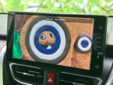 画面にはテレビ番組が表示され、停車中に映像を楽しめる装備です。中央に配置されて見やすく、テレビのほかナビやオーディオのメニューにも切り替えられます。