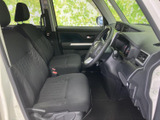 運転席と助手席は、前方を見渡しやすい位置に設けられ、乗り降りの際もゆとりを感じる空間です。シートには柄入りの生地をあしらい、足元も広く、毎日の移動を落ち着いて過ごせます。