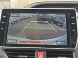 画面には車両後方の映像と目安線が表示され、駐車時の後方確認をサポートします。周囲の状況を画面でも確かめられるため、駐車操作の際に便利です。