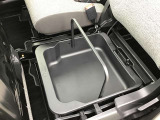 助手席シート下の収納スペースです