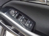 【ウインドウロック】運転席の窓操作部分です。小さなお子様が窓を勝手に開閉することのないよう、運転席以外の窓を操作できないようにするボタンがあります。