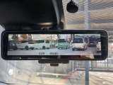 インテリジェント ルームミラー 車両後方に装着した高解像度カメラの映像をミラー面に映し出すので、車内の状況、天候等に影響されずクリアな後方視界を確保出来ます。※スイッチにて通常のミラーへ切替が出来ます