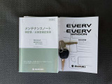 キーレス付きです。離れたところからでもドアの施錠・開錠ができるのでとても便利です♪  メンテナンスノート、車両取扱説明書。