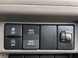 ESP OFFスイッチ、アイドリングストップシステムOFFスイッチ、4WDスイッチ、光軸調整ダイヤル。