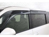 オプションのドアバイザーが装備!!タバコ・ペットなどの臭いが室内にこもるのが嫌な方、換気機能はもちろんのこと降雨時にも少しだけ窓を開けておくことが可能です!
