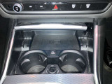 【置き型充電器】置き型充電に対応しております。お持ちの携帯電話が置き型充電器対応でしたら、充電コードの必要なく、すっきりとした車内のまま携帯の充電が可能です。
