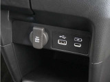 ◆USB接続端子◆スマホやiPodなどを接続して、いつもの音楽を車内でもお楽しみいただけます♪