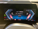 カーブドディスプレイ:メーターパネルからナビ画面を一枚の曲面のディスプレイにする事で、人間工学に基づいたタッチコントールが可能、コックピットのスイッチ類を極力減らし、よりシンプルなインテリアデザインに
