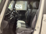 前席は身体を預けやすい形状で、落ち着いた色合いが車内にまとまりをもたらします。窓から外の様子を確認しやすく、運転する方も助手席の方も快適に過ごせる空間です。