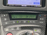 【オートエアコン】一度お好みの温度に設定すれば、車内の温度を検知し風量や温度を自動で調整。暑い&hellip;寒い&hellip;と何度もスイッチ操作をする必要はありません。快適な車内空間には必須の機能ですね♪
