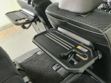 運転席と助手席のシートの裏に収納式のテーブルが装備されています。休憩時のちょっとした小物置きに使えてとっても便利ですね♪