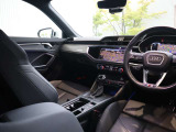 内装はシンプルに使い勝手を考え作られています。お車を運転する感覚をダイレクトに体感して頂けます。室内も広くロングドライブにも快適にお過ごしいただけます。