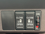 両側電動スライドドアです。リモコンや運転席スイッチ、ドアハンドルの操作で自動開閉。お子様を抱き抱えている時や荷物の多いときなどに便利です!!