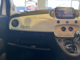 ボディ同色パネルを採用したFIAT500らしいインテリアです。