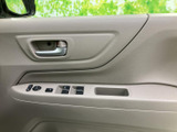 ドア内側には窓のスイッチやミラー調整部などが集まり、運転席から手元で確認しやすい配置です。ポケット状のスペースも備わり、日常的に使う小物の置き場所として活用できます。