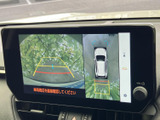 画面を左右に分けて車両後方と周囲の様子を確認でき、駐車時の状況把握をサポートします。目安となるラインも表示され、車庫入れや切り返しの際に便利です。