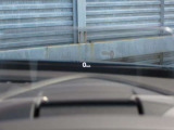 運転視界の遠方上方に虚像を投影することで前を見ながら情報の視認ができます。本当にドライバーが必要な情報を適切に伝え、楽しんで頂くことを考えた新世代装備です。※虚像は1.5m前方に浮かぶイメージです。