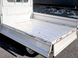 積み降ろしがしやすく、錆に強く耐久性の高い荷台!