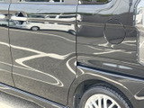 後席側まで続くフラットなドア面が、車体の伸びやかな印象を支えています。ドアハンドルは前席側と並ぶ位置にあり、後席への乗り降りもスムーズに行えます。