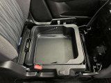 【シートアンダーボックス】助手席下には持ち運び可能な収納ボックスが装備されています。車検証ケースや靴などが収納できます。