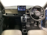 車内は光触媒抗菌消臭施工済です。インパネ周りはスタイリッシュなデザインで機能や装備も充実しています。グローブボックスやカップホルダーのほかにトレーなどたくさんの収納スペースが付いています。