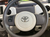 手元には音量やモードを調整するスイッチが備わり、運転姿勢を大きく変えずに操作しやすい配置です。握りやすい形状で、前方を見ながら必要な操作を行いたい場面にも便利です。