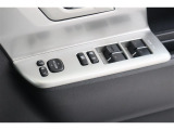 《パワーウインドウスイッチ》車の基本装備のひとつのパワーウインドウです。オート機能もあって、押し方の強弱で調整も出来ます。