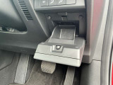 【小物入れ】運転席足元にございます。純正のETC車載器やドライブレコーダーを装着の場合は、こちらの小物入れと置き換えでビルドイン設置することが出来ます。