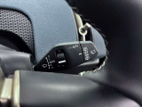 MINIの運転席操作部は、中央に構えるディスプレイが最大の特徴です。航空機を思わせるトグルスイッチなど、直感的で遊び心のあるメカニカルな操作感が、ゴーカートのような走りの高揚感を高めます。