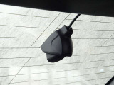 万が一の事故やあおり運転対策にも効果を発揮するリア用ドライブレコーダーを装備!後方の状況をしっかりと記録・保存できるため、毎日の運転や長距離ドライブに大きな安心感と安全をもたらす頼もしい装備です。