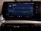 【ⅰドライブナビゲーション】文字情報も鮮明に表示する高解像度カラーディスプレイを採用。視認性に優れた地図デザインと特徴的な建造物を目印にした描写表示で現在位置を把握できます。地図データの更新も可能です