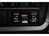 両側電動スライドドアはドアの直接操作以外にも運転席からのスイッチ操作やリモコン操作でも開閉が可能!狭い駐車場などでもドアの開閉が楽々・安心ですね!