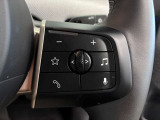 MINIの運転席操作部は、中央に構えるディスプレイが最大の特徴です。航空機を思わせるトグルスイッチなど、直感的で遊び心のあるメカニカルな操作感が、ゴーカートのような走りの高揚感を高めます。