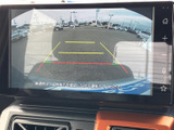 後方の映像とガイドラインを画面で確認でき、駐車時の後退をサポートします。周囲の状況を目で確かめながら操作しやすく、狭い場所への駐車など日常の場面で役立ちます。