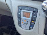 【オートエアコン】一度お好みの温度に設定すれば、車内の温度を検知し風量や温度を自動で調整。暑い&hellip;寒い&hellip;と何度もスイッチ操作をする必要はありません。快適な車内空間には必須の機能ですね♪