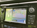 画面には車両後方の映像と周囲の様子が表示され、駐車時に後方を確認する際の目安になります。画面上の案内表示もあり、駐車操作を落ち着いて進めたい方に便利です。