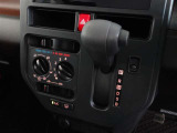 マニュアルエアコンを装備しています。