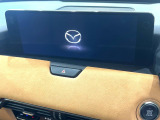 【12.3インチマツダコネクト】車内の雰囲気にマッチした大型ディスプレイ。スマホ接続でのナビ使用やBluetooth再生等、様々な機能が楽しめます。直感的なダイヤル操作が可能で、使い勝手も良好です。