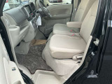 助手席も広く、スムーズに乗り降りいただけます!