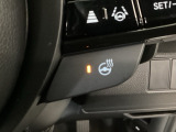 【ステアリングヒーター】パワーモードがONの時にご使用いただけます。スイッチを押すと表示灯が点灯し、素早くハンドルを温めることができます♪