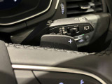 【パドルシフト】ハンドル裏の変速機を操作することで、D4、D3、D2といったギアにスムーズにシフトダウンできます。